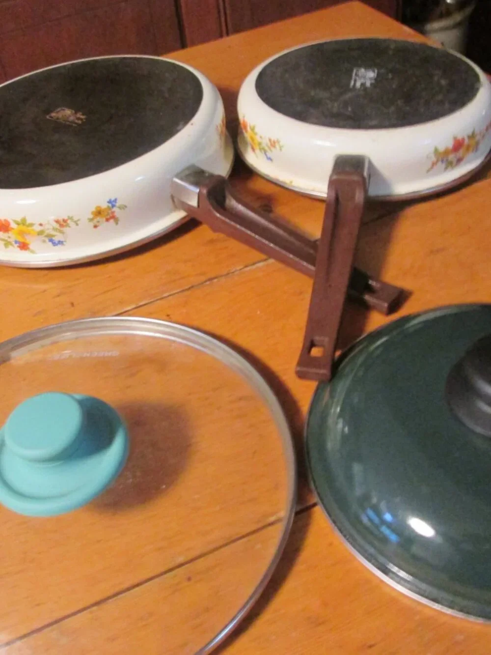 Vtg 70s JMP Cast Iron Enamel ware boho floral fry pans 2  8in 10.5 in w/lids